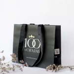 Bolsa negra con logo y asa grande