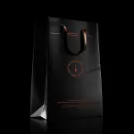 Bolsa negra con asas y detalles metalizados