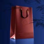 Bolsa burdeos con asas y detalles metalizados