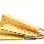 Bolsas de papel de distintos tamaños con estrellas