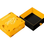 Caja de cartón cuadrada con logo