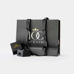 Bolsa negra con logo y asa grande