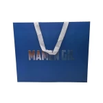 Bolsa de papel premium con logo metalizado y asa de cinta