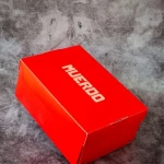 Caja de cartón rectangular con logo