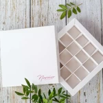 Caja con compartimentos para bombones y trufas