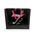 Bolsa de papel brillante con logo y cinta rosa