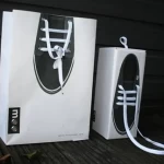 Bolsas con estampado de zapato y cordones decorativos